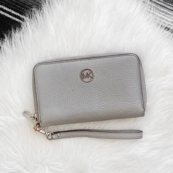 MICHAEL KORS GRAY PEBBLED LEATHER ZIP AROUND SILVER WALLET WRISTLET - Picture 4 of 12